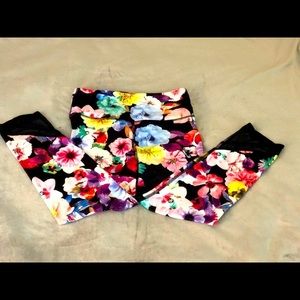 ✨NWOT✨Old Navy Active Capris